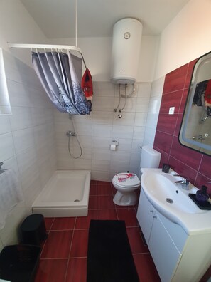 Douche, sèche-cheveux, serviettes fournies, savon