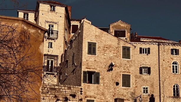 A stone staircase leading up to a building with multiple windows and a statue on the right. - IN Fresh - Holiday House IN Šibenik Near Center AND Beach With Parking (Šibenik)