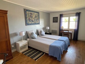 3 chambres, bureau, fer et planche à repasser, lit de bébé portatif