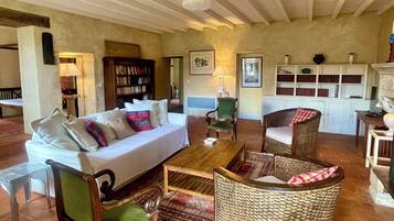 Smart-tv, een open haard en boeken