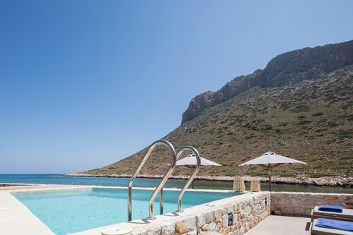 On the beach, walking distance to restaurants & amenities