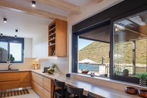 Fridge, microwave, oven, stovetop - On the beach, walking distance to restaurants & amenities (Chania)