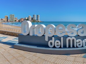 Un panneau indiquant « Oropesa del Mar », signalant un lieu situé sur la côte.