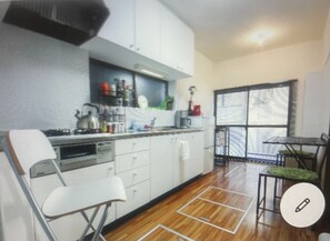 Fridge, microwave, stovetop, electric kettle - Easy access to city center and airport. This property is close to the station, tucked away in a quiet residential area. (葛飾区 堀切)