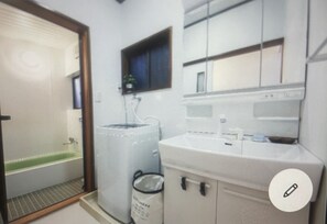 Bathtub, bidet - Easy access to city center and airport. This property is close to the station, tucked away in a quiet residential area. (葛飾区 堀切)