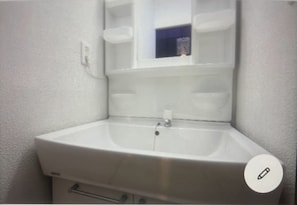 Bathtub, bidet - Easy access to city center and airport. This property is close to the station, tucked away in a quiet residential area. (葛飾区 堀切)