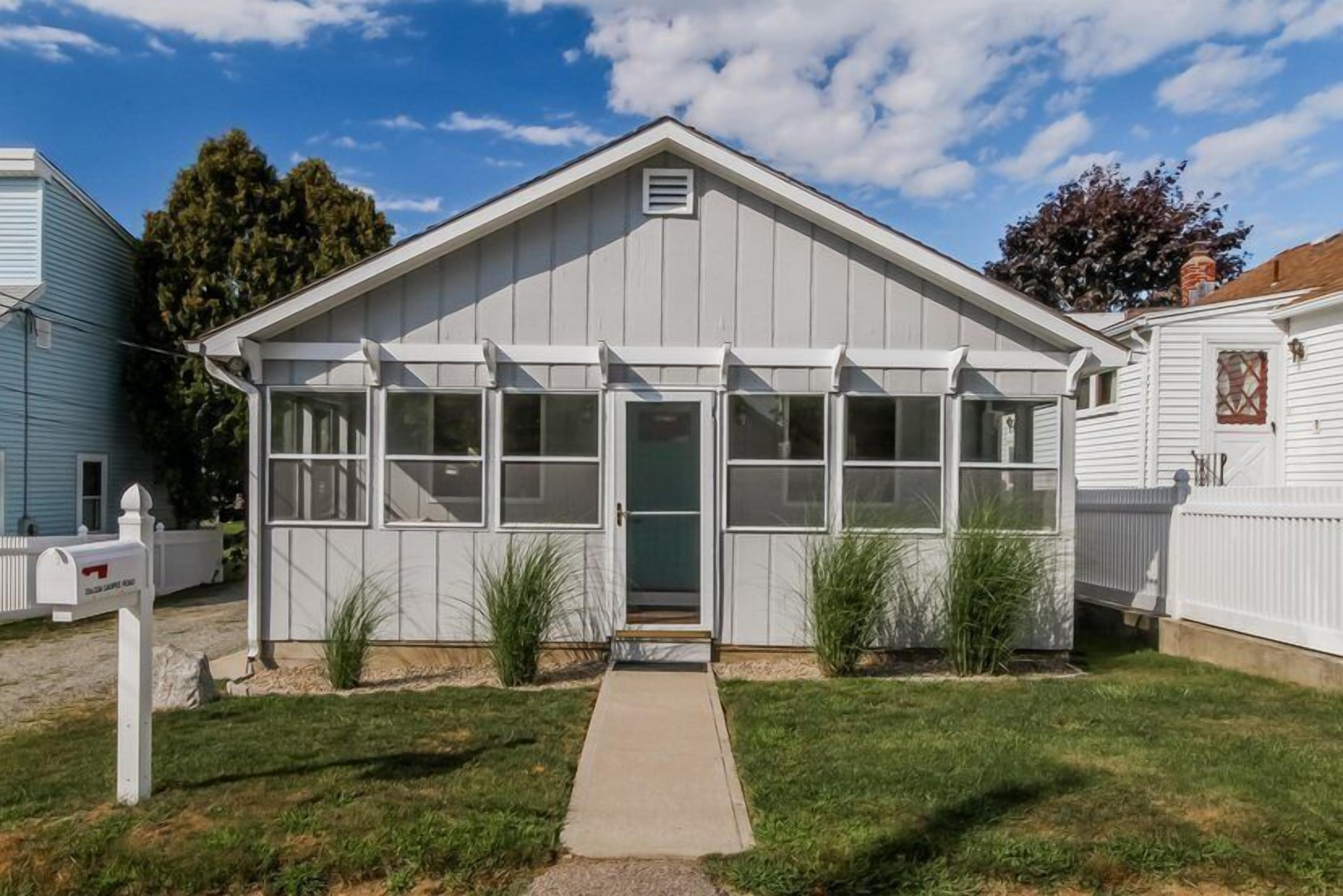 Beautiful home with a/c and Coastal decor, walk to Beach