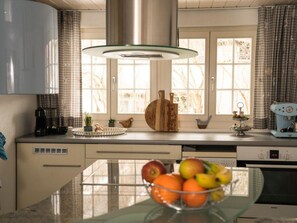 Kühlschrank, Mikrowelle, Geschirrspüler, Hochstuhl