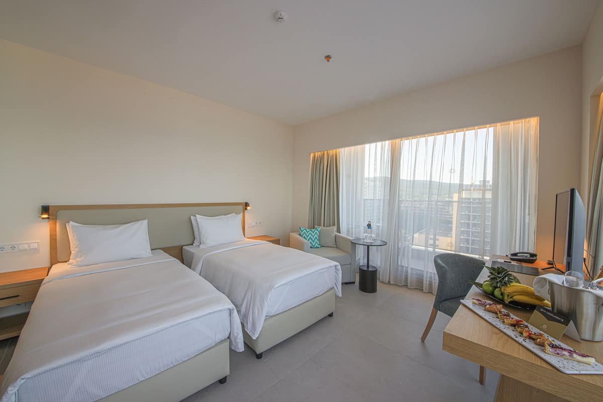 2 bedrooms, hypo-allergenic bedding, minibar, desk