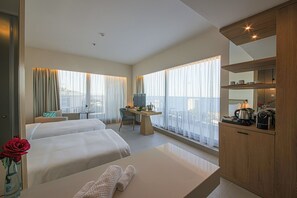 Ropa de cama hipoalergénica, minibar y escritorio