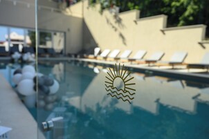 Piscina externa sazonal, espreguiçadeiras, salva-vidas no local