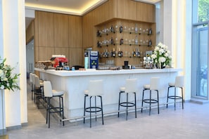 2 bars/lounges, swim-up bar