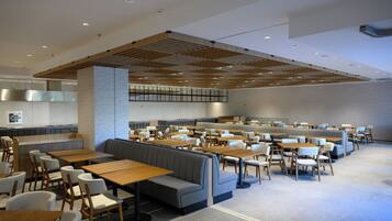 2 restauranter, frokost, lunsj og middag serveres, vegetarretter