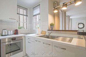 Réfrigérateur, micro-ondes, plaque de cuisson, cafetière/bouilloire