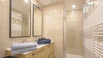 Shower, hair dryer, towels