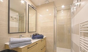 Een douche, een haardroger, handdoeken