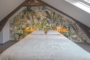 2 bedrooms, desk, WiFi, bed sheets