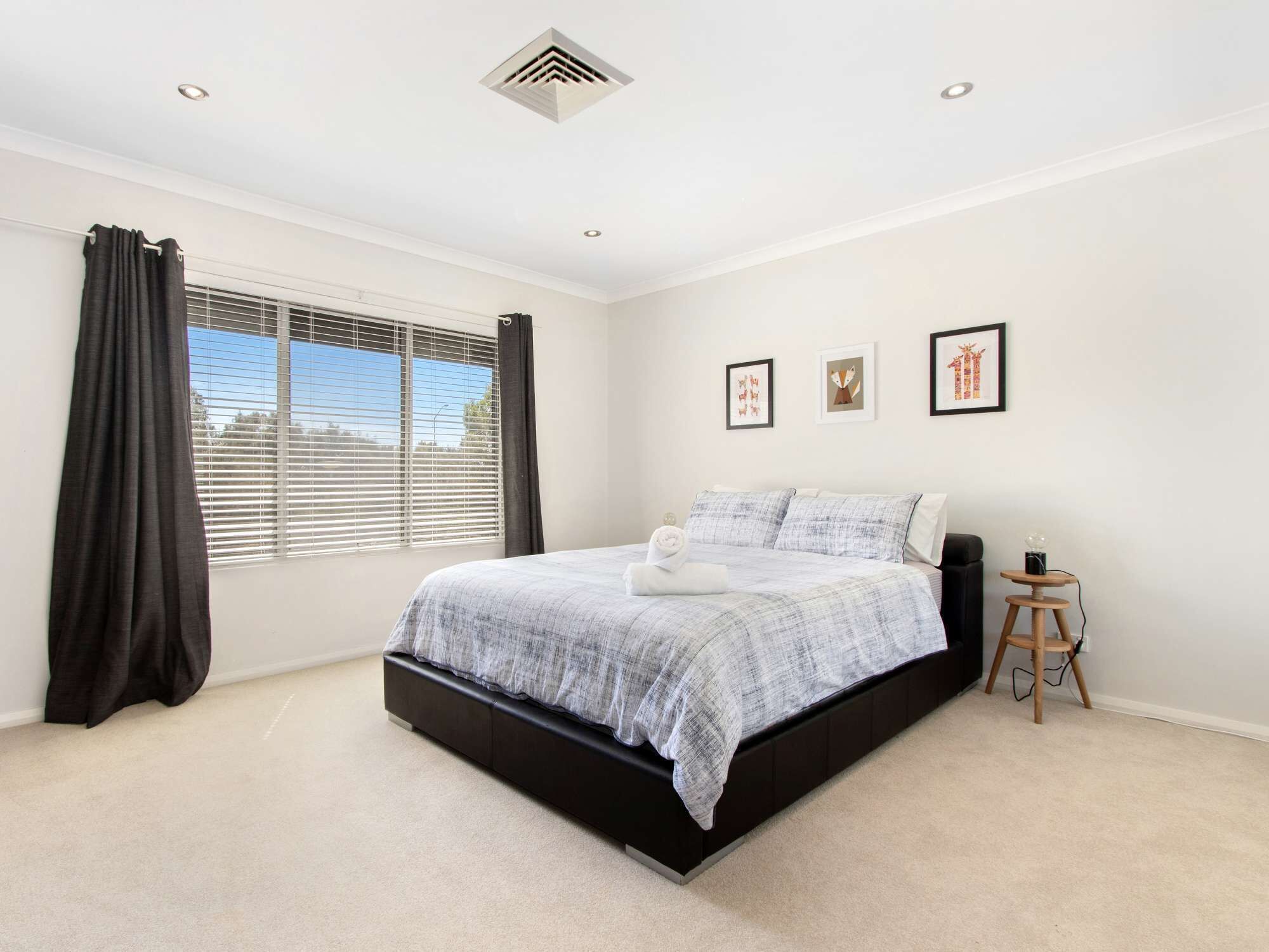 Stunning, spacious 4 BR holiday home on the canal with private boat jetty