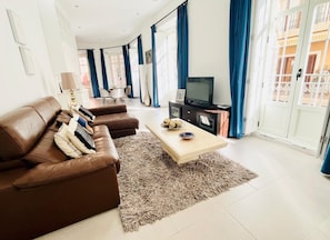 Smart TV - Luxury 140m high ceiling apartment 3 quiet and spacious bedrooms in city center. (Málaga)