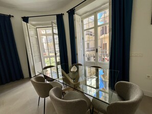 Dining - Luxury 140m high ceiling apartment 3 quiet and spacious bedrooms in city center. (Málaga)