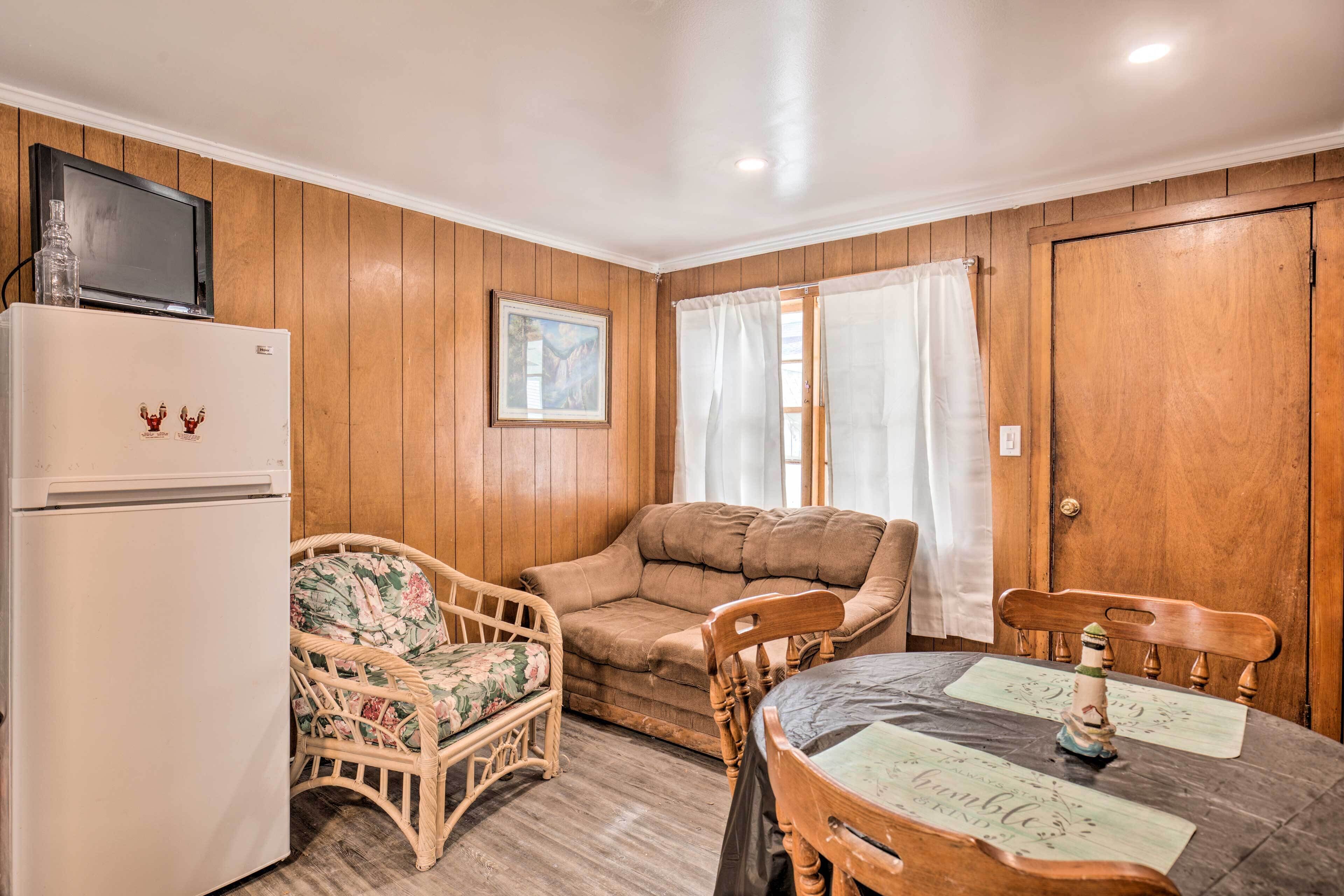 Cozy Hampton Cottage w\/ BBQ - Walk to Ocean!
