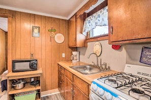 Refrigerador, microondas, cafetera y tetera y utensilios de cocina