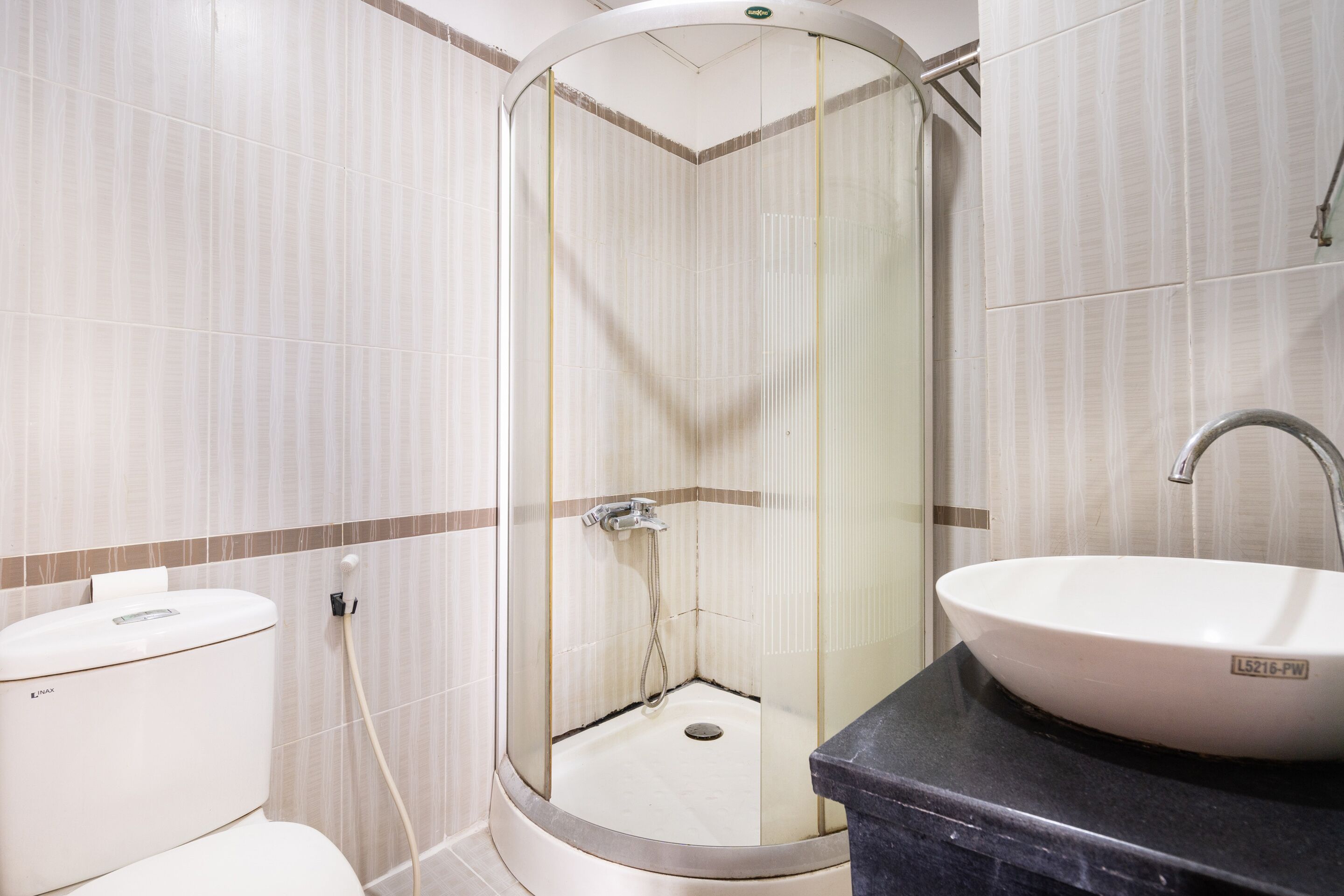 Superior Triple Room | Bathroom | Shower, free toiletries, towels