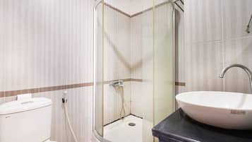 Superior Triple Room | Bathroom | Shower, free toiletries, towels