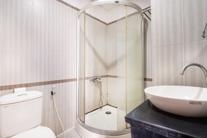 Kamar Triple Superior | Kamar mandi | Shower, perlengkapan mandi gratis,  dan handuk