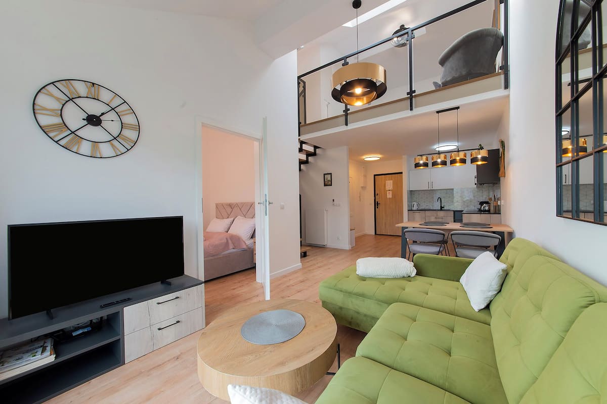 Un appartement moderne comprenant un salon, un coin repas et une cuisine.