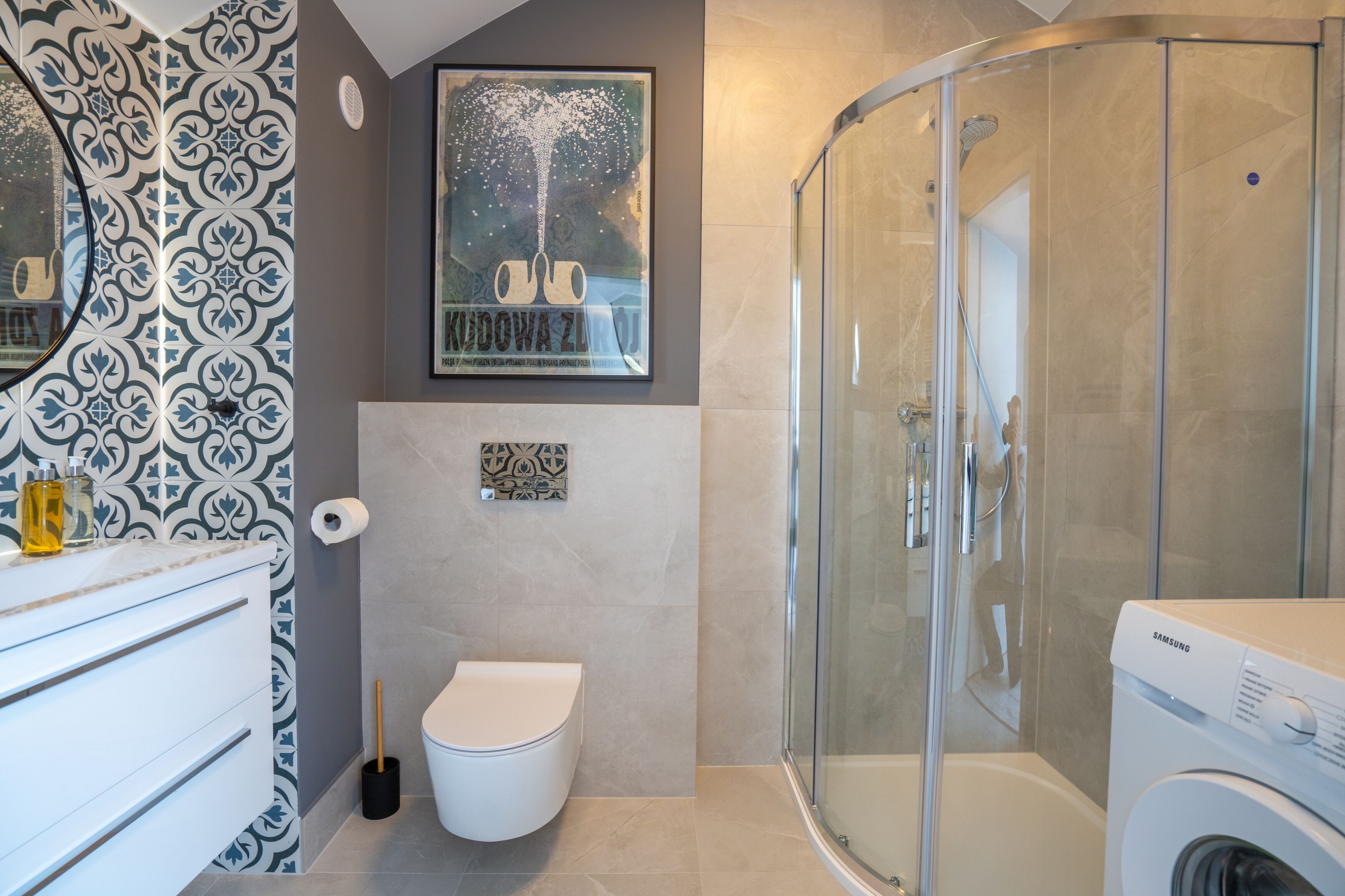 Un bagno moderno con doccia, WC e lavatrice.