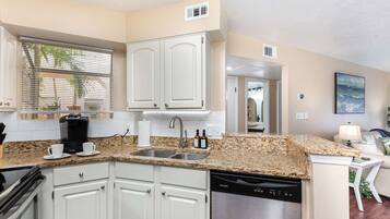 Kylskåp, mikrovågsugn, ugn och spishäll