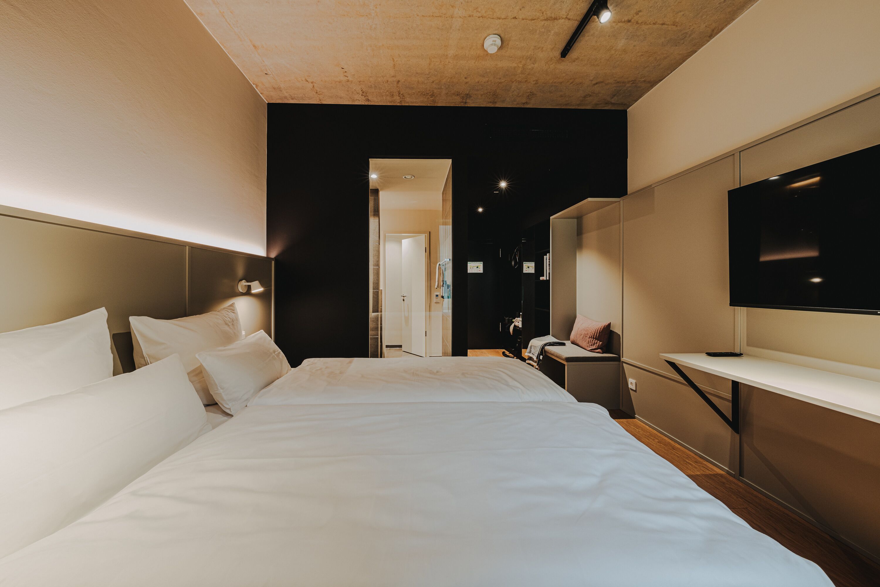 Basic-Doppelzimmer | Allergikerbettwaren, Zimmersafe, Schreibtisch