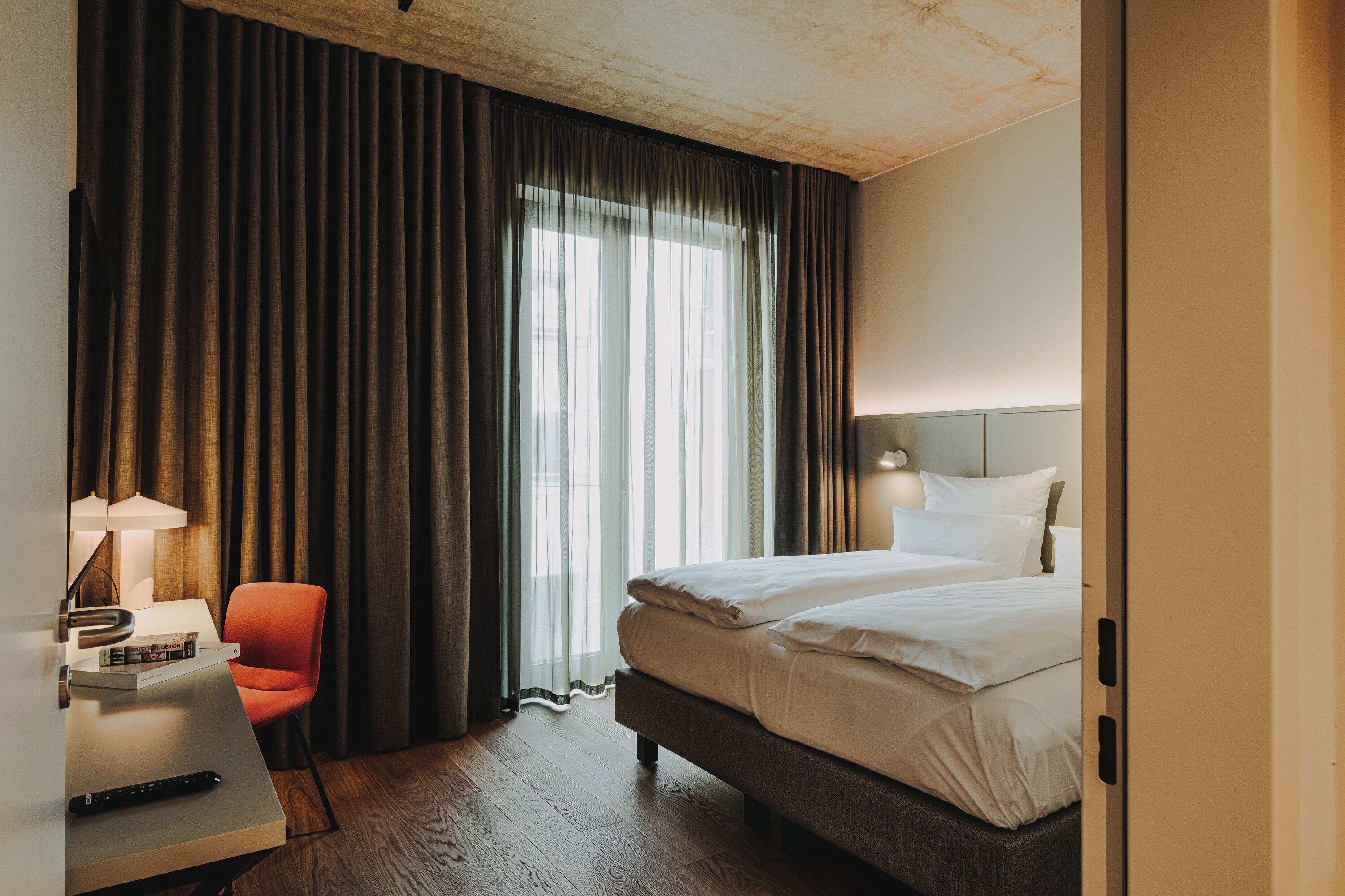 Ropa de cama hipoalergénica y caja de seguridad en la habitación 