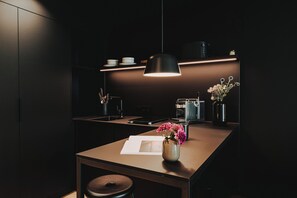 Suite | Eget kjøkken | Kaffetrakter/tekoker, vannkoker og høy barnestol