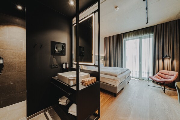 Chambre Double Classique | Literie hypoallergénique, coffres-forts dans les chambres, bureau