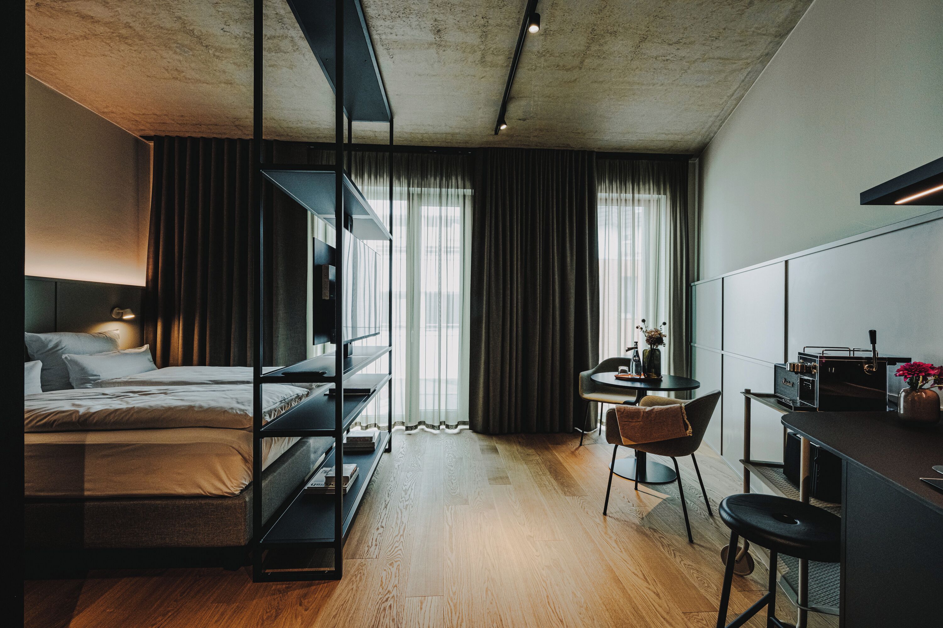 Ropa de cama hipoalergénica y caja de seguridad en la habitación 