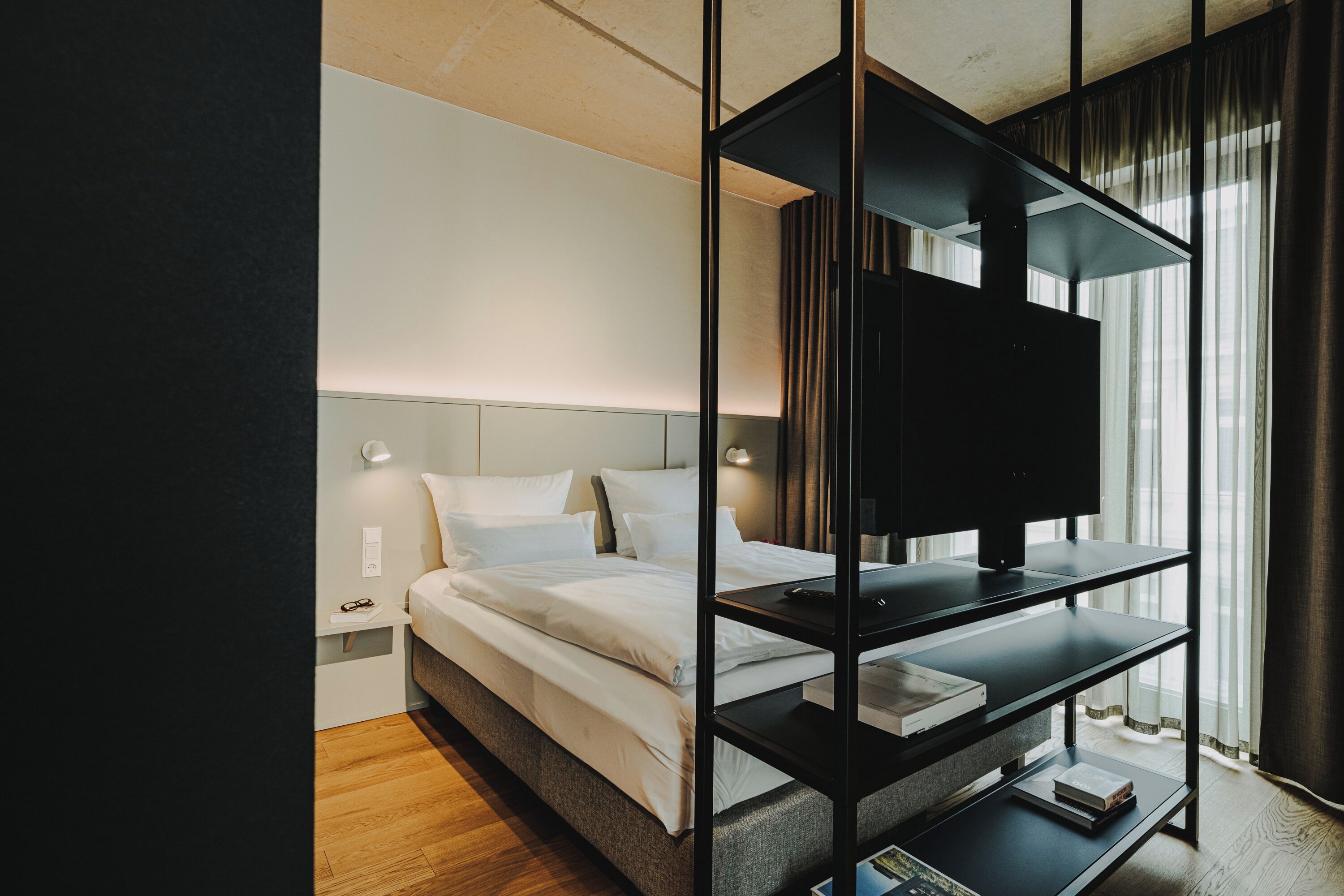 Ropa de cama hipoalergénica y caja de seguridad en la habitación 