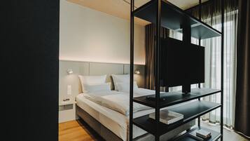 Studio – deluxe | Allergitestet sengetøy, safe på rommet og skrivebord