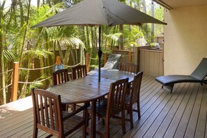 Outdoor dining - Bright & Airy Lahaina Condo - Walk to Beach! (Lahaina)