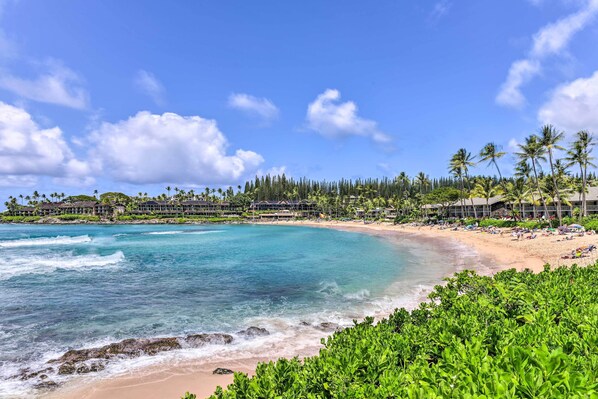 Beach nearby - Bright & Airy Lahaina Condo - Walk to Beach! (Lahaina)