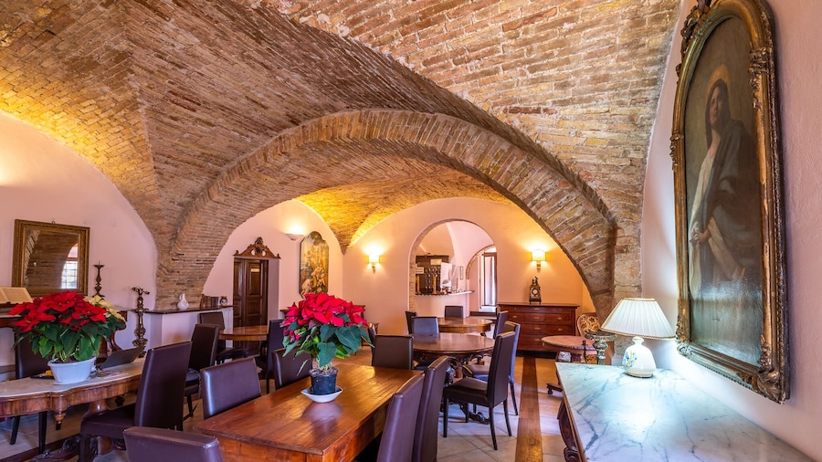 HOTEL TREVI