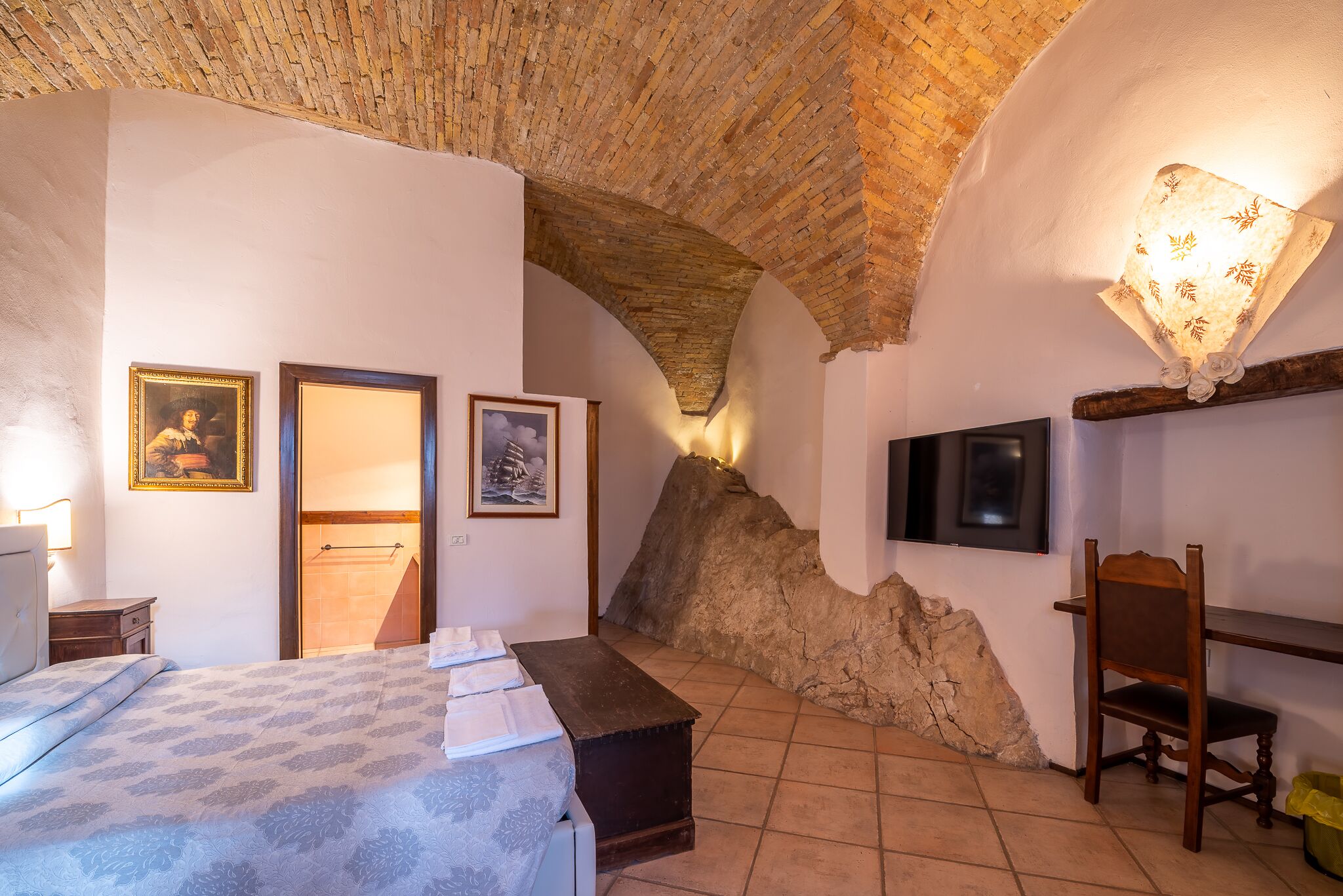 Doppia Luxury | Lenzuola Frette, biancheria da letto di alta qualità, una scrivania