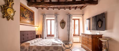 Habitación doble de lujo | Sábanas italianas Frette, ropa de cama de alta calidad y escritorio