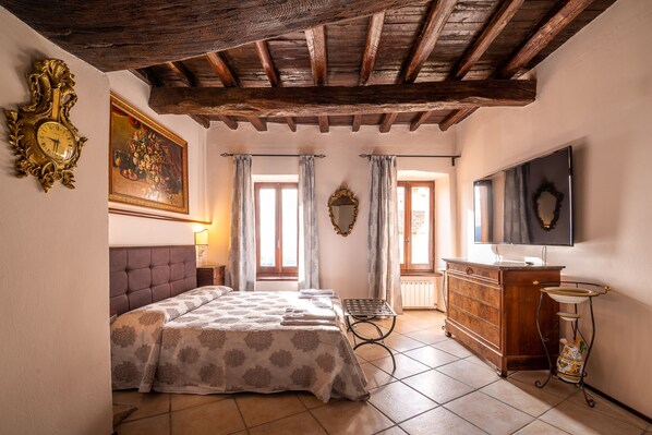 Un dormitorio con cama, cómoda y televisor.