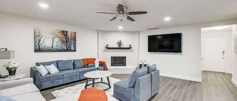 TV, lareira, livros, escritórios