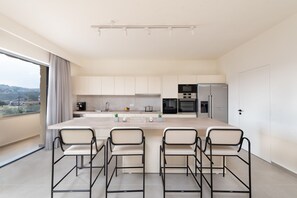 Kjøleskap, oppvaskmaskin, kaffetrakter/tekoker og spisebord