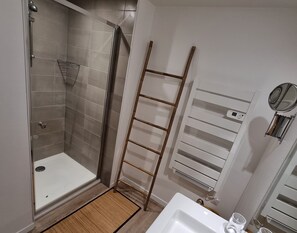 Shower, hair dryer - Charming house and terrace in the heart of the village (Le Lonzac)