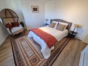 3 bedrooms, iron/ironing board, free WiFi - Charming house and terrace in the heart of the village (Le Lonzac)