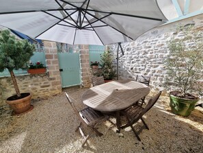 Outdoor dining - Charming house and terrace in the heart of the village (Le Lonzac)
